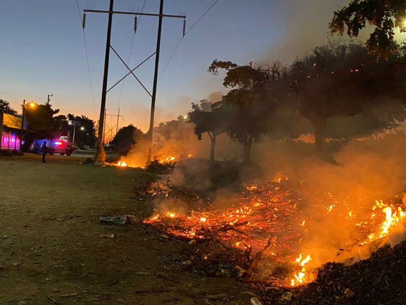 Maleza incendiada provoca alarma y riesgo en la México 15