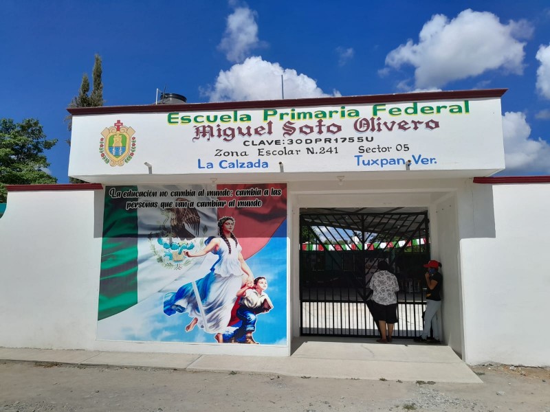 Maleza invade a escuela primaria en Tuxpan