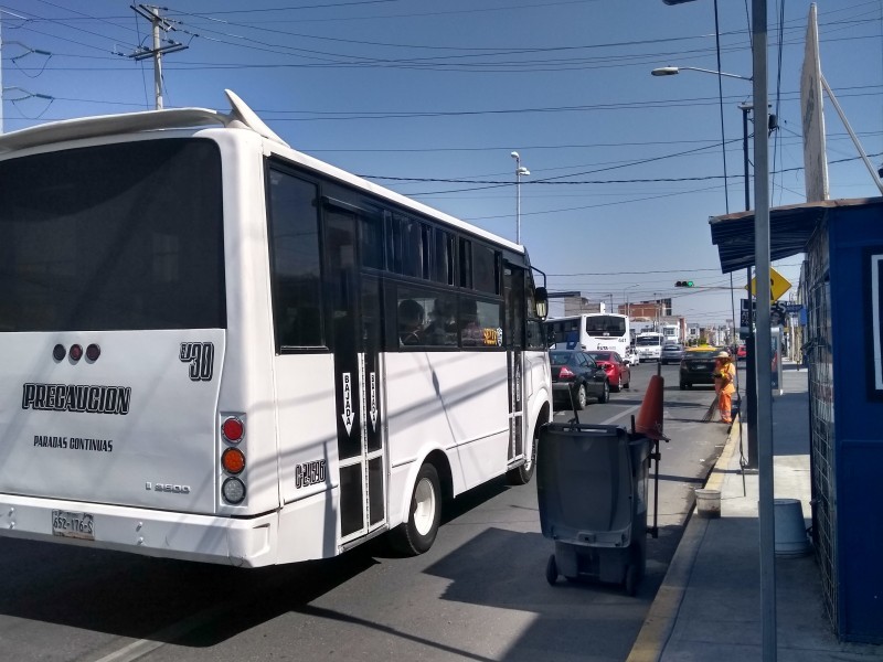 Malos tratos en el transporte público, denuncian usuarios