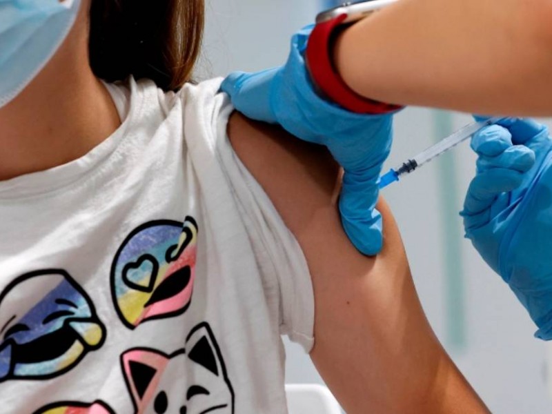 Mamás dicen sentirse aliviadas con vacuna a menores