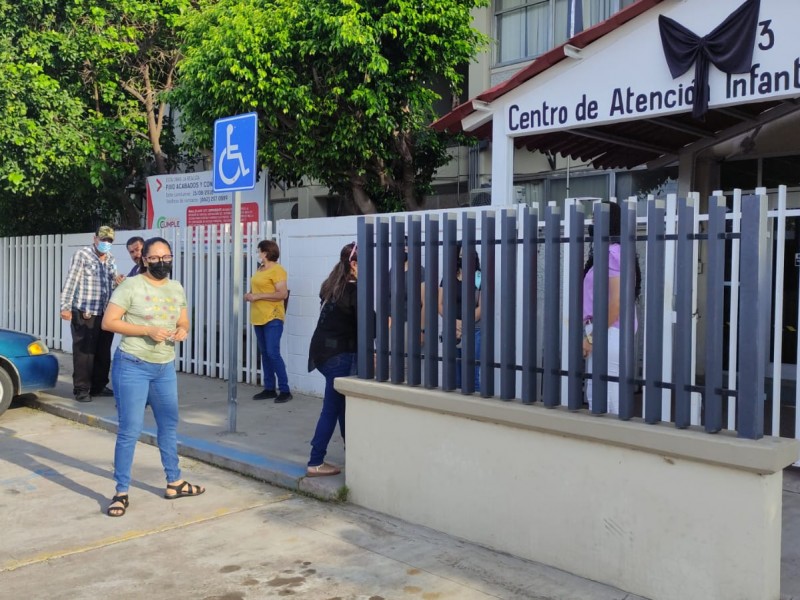 Mamás se manifiestan afuera del centro de atención infantil #3