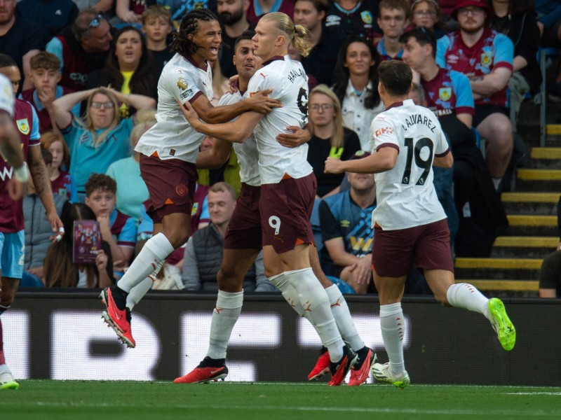 Manchester City comienza goleando la defensa de su título