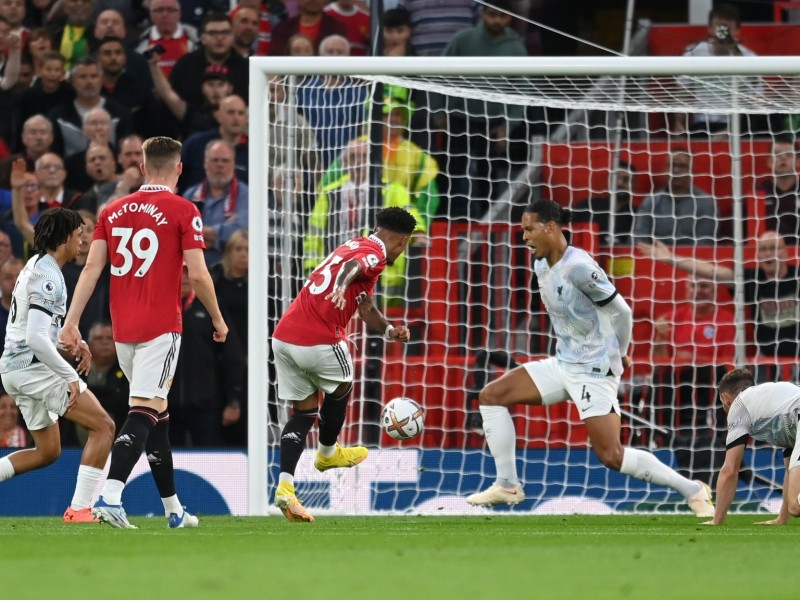 Manchester United vence 2-1 al Liverpool en el clásico inglés