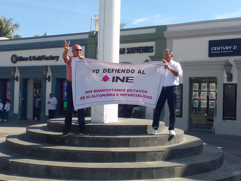 Manifestación de ciudadanos en defensa del INE