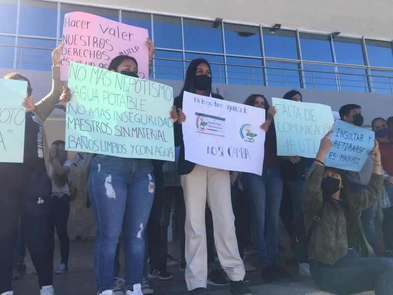 Manifestación de estudiantes de la UTLP por irregularidades