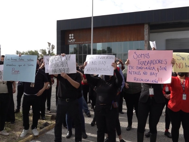 Manifestación doble en el SAT empleados y Agricultores se movilizan contra 4T