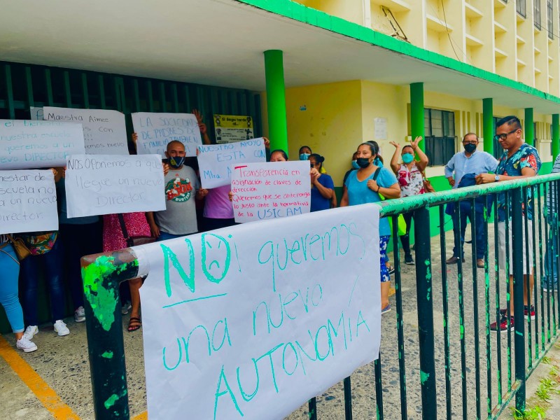 Manifestación en la escuela Enrique C. Rebsamen