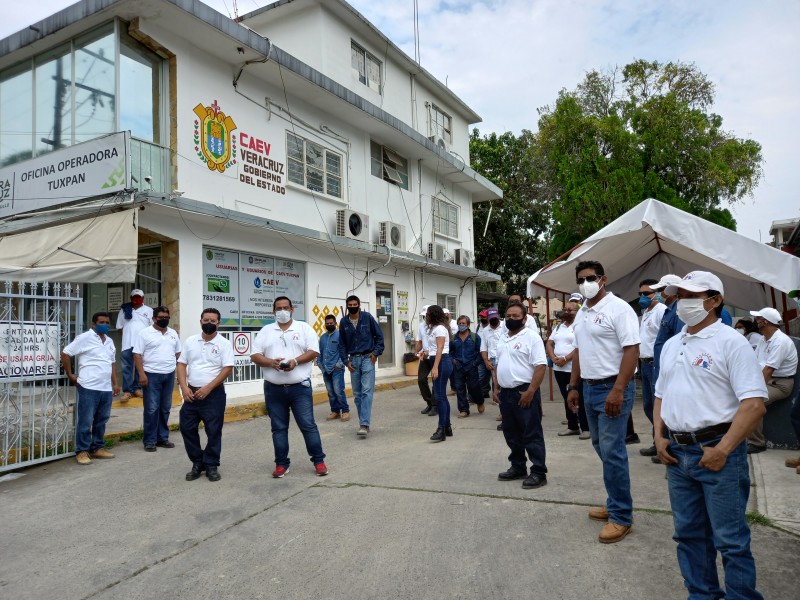 Manifestación en oficinas de CAEV Tuxpan