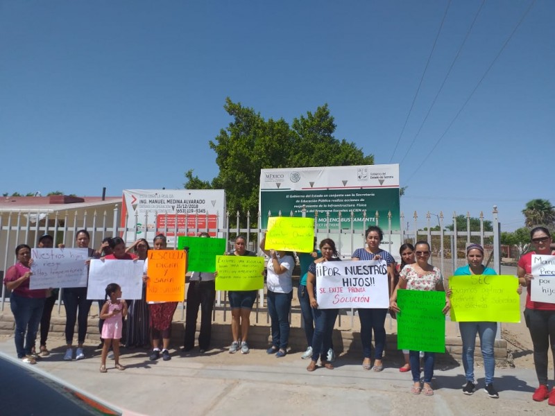 Manifestacion en Telesecundaria del Golfo de Santa Clara