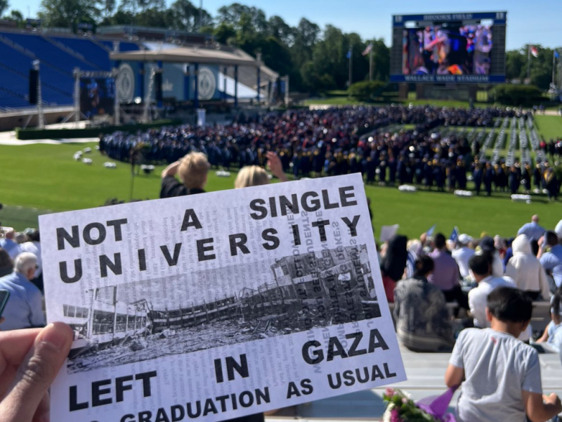 Manifestación pro-Palestina durante discurso de Jerry Seinfeld en graduación