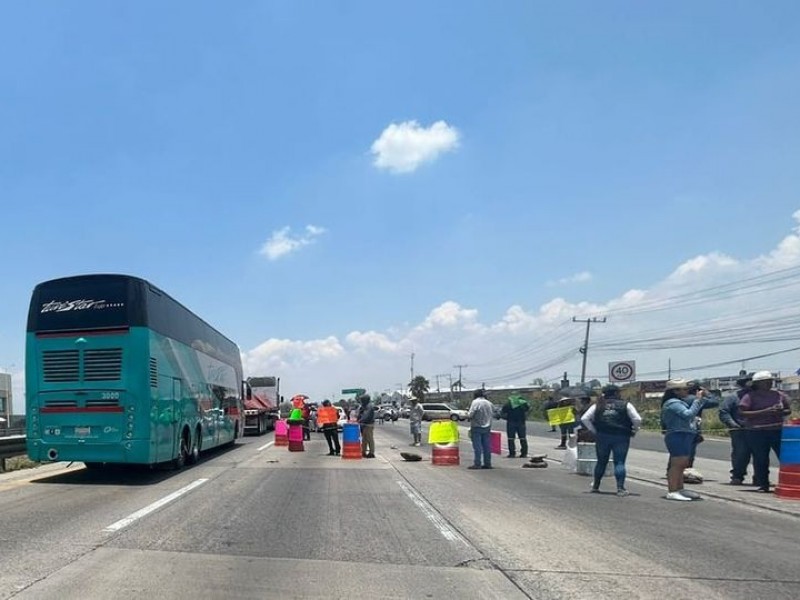 Manifestación sobre la carretera 57 genera caos vial