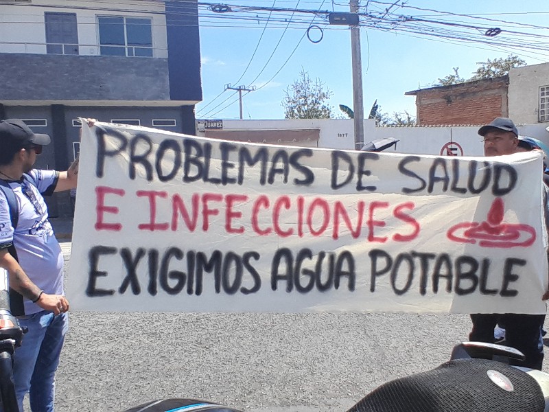 Manifestación  vecinos  bloquean vialidad exigien agua potable