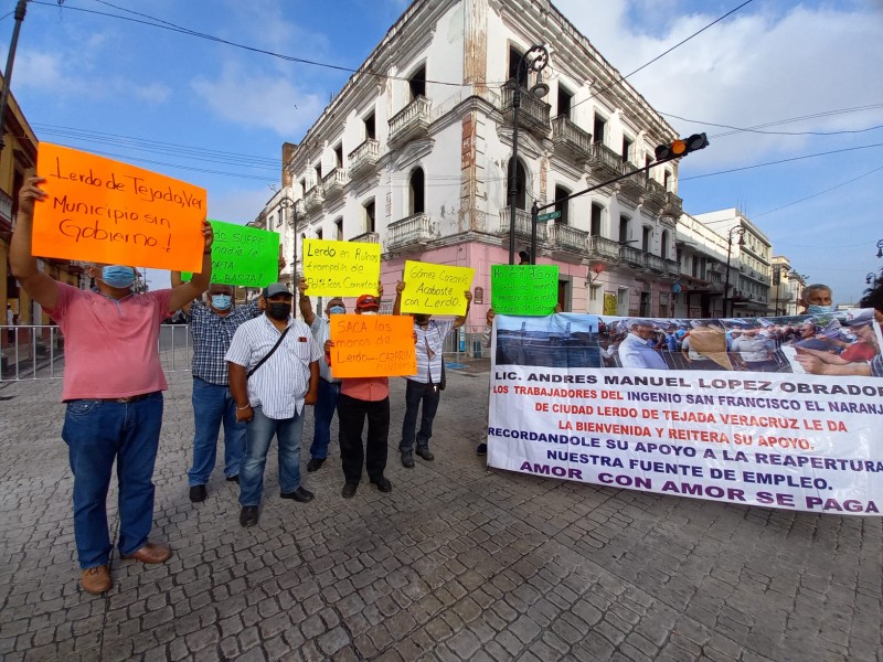 Manifestaciones a las afueras de donde se realizó la mañanera