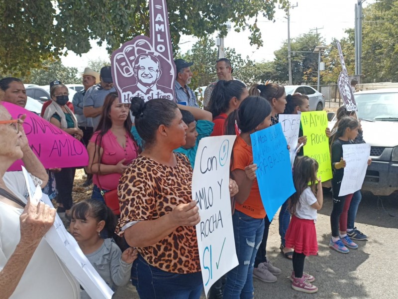 Manifestaciones esperando a AMLO en el aeropuerto