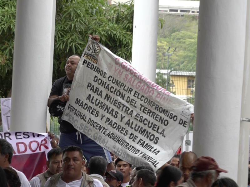 Manifestaciones por carencias educativas se presentaron en visita de AMLO