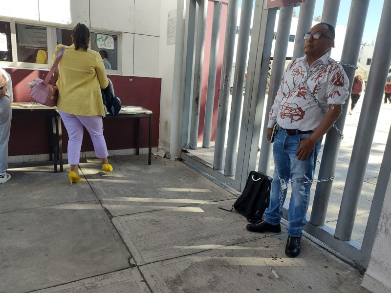 Manifestante se amarra a la puerta de la SEP