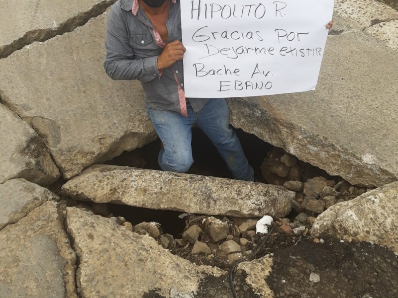 Manifestante se mete a socavón en Xalapa