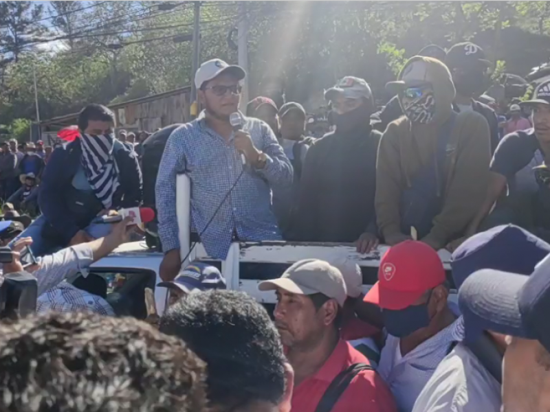 Manifestantes aceptan mesa de diálogo, pero mantienen bloqueo en autopista