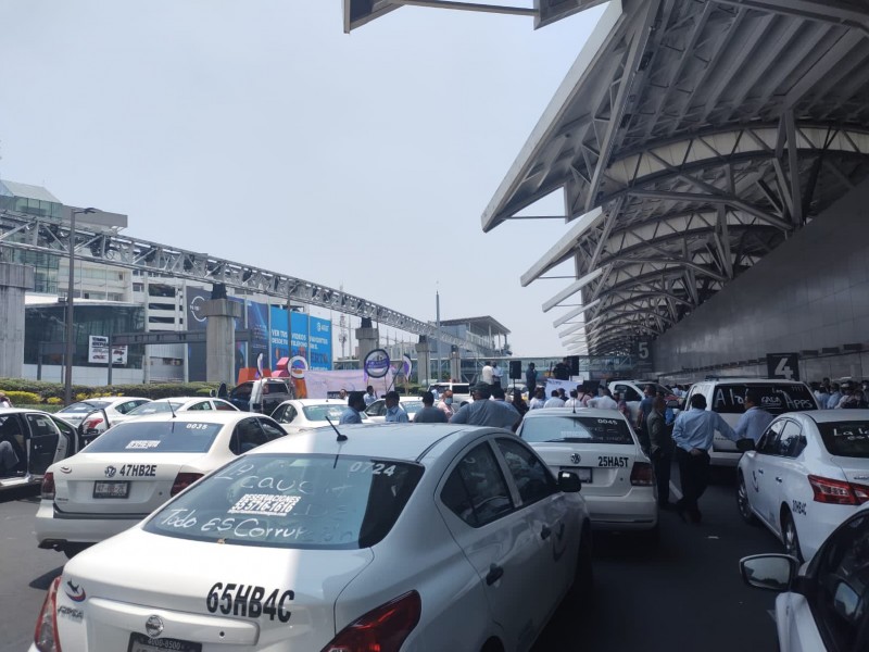 Taxistas bloquean accesos a terminales del AICM