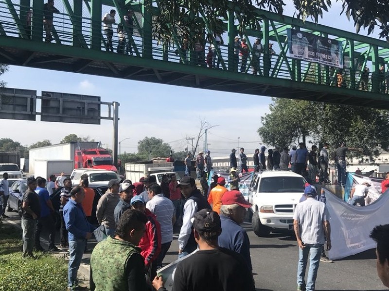 Manifestantes bloquean autopistas y carreteras