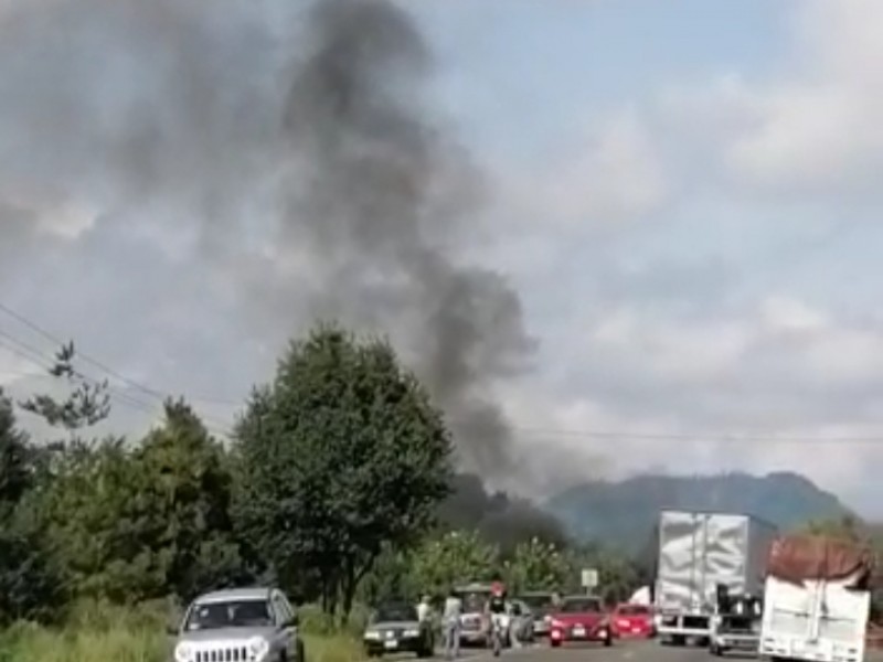 Manifestantes bloquean carretera en Paracho 