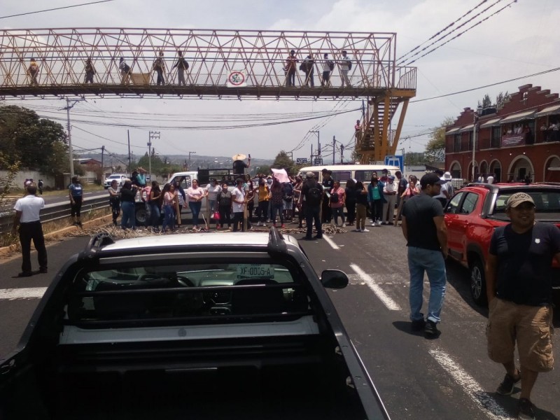 Manifestantes bloquean carretera Xalapa-Veracruz