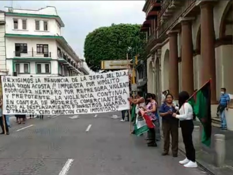 Manifestantes bloquean el centro de Xalapa