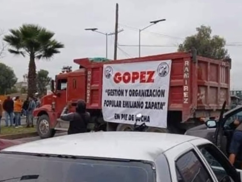 Manifestantes bloquean en la Vía Morelos