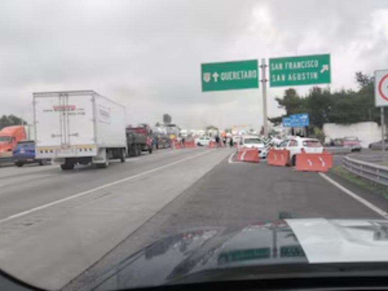 Transportistas bloquean la autopista México-Querétaro