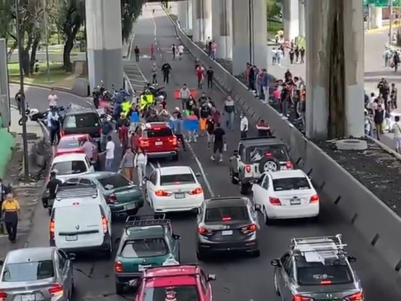 Manifestantes bloquean la México-Cuernavaca; exigen justicia para Jaqueline