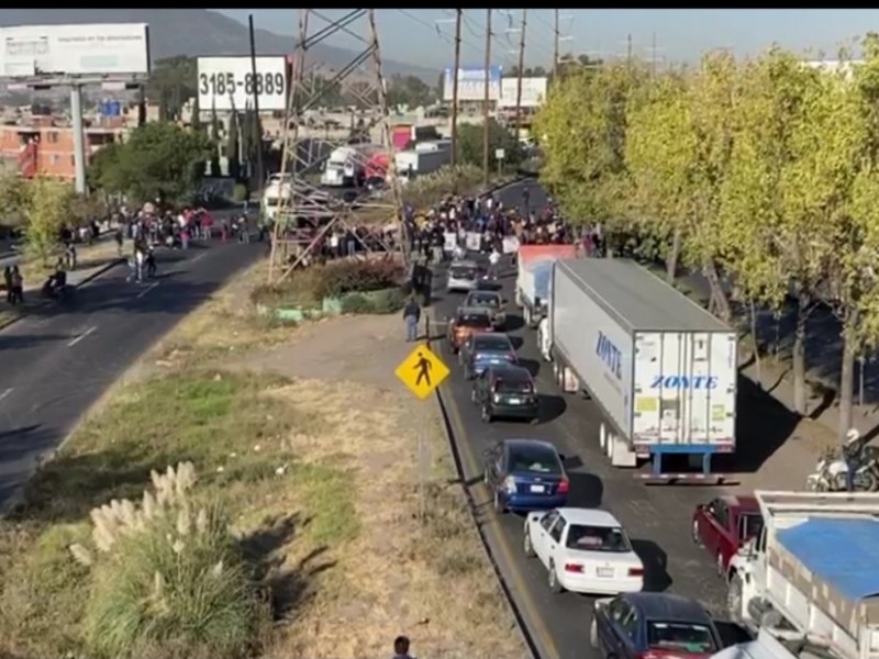 Manifestantes bloquean la Texcoco- Lechería