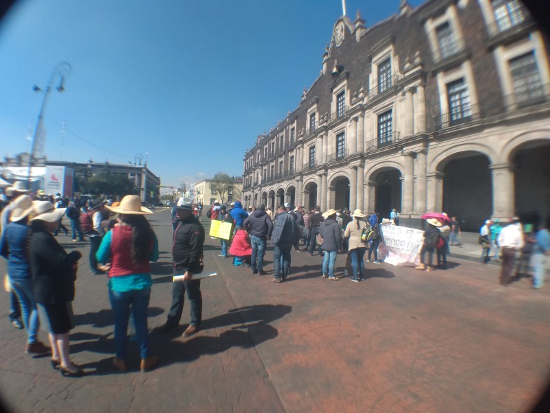 Manifestantes bloquean Lerdo frente a Palacio de Gobierno