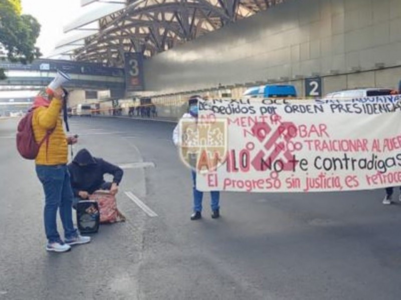 Manifestantes bloquean Terminal 1 del AICM