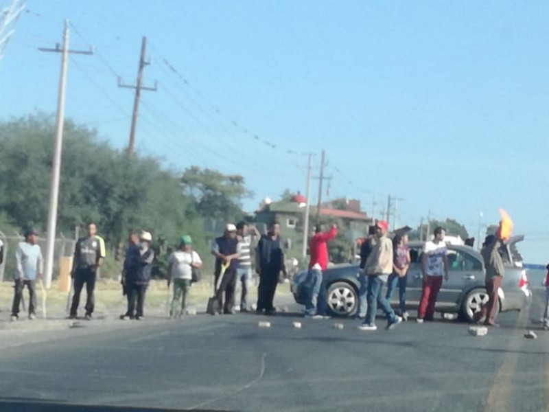 Manifestantes cierran carretera