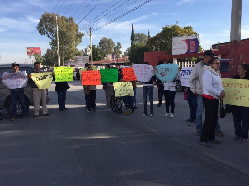 Manifestantes cierran carretera a San Pedro