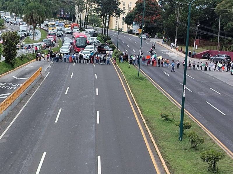 Manifestantes cierran Lázaro Cárdenas; demandan maestros de Educación Indígena