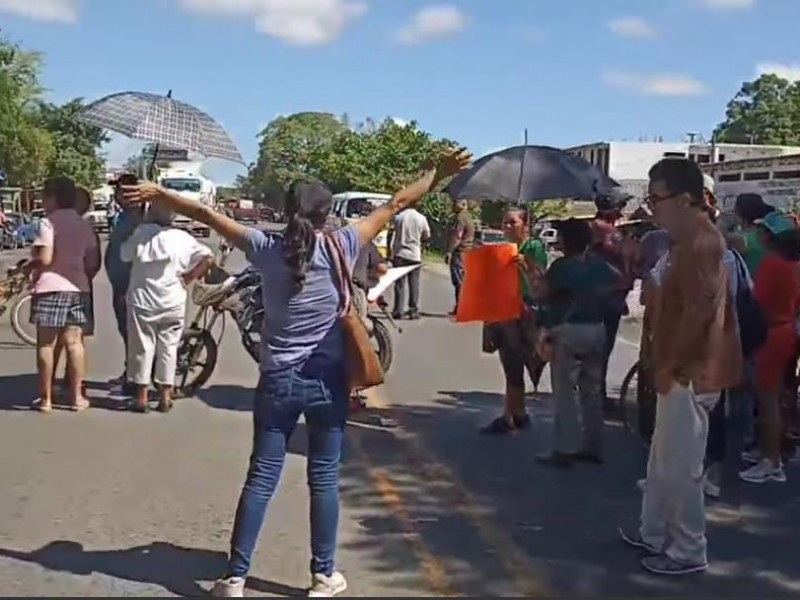 Manifestantes cierran vialidad en la carretera Federal Tuxpan-Tampico