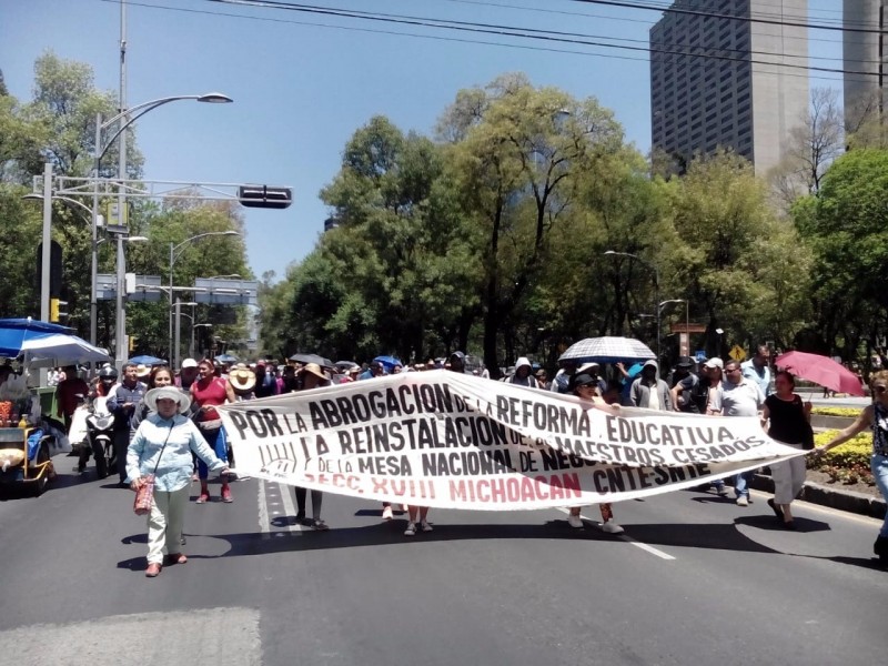 Manifestantes de la CNTE se aproximan a SEGOB