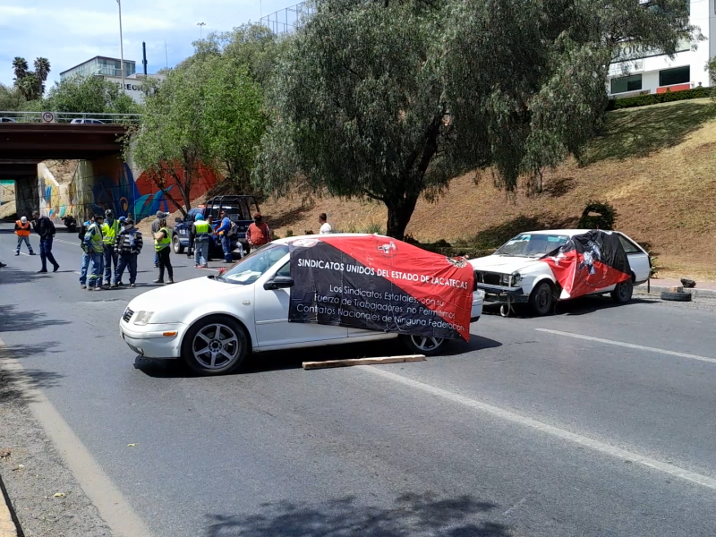 Manifestantes del CTM son removidos tras bloqueo de bulevar