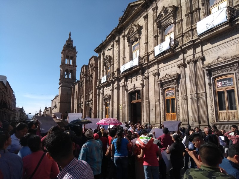 Manifestantes esperan arribo de AMLO a Morelia