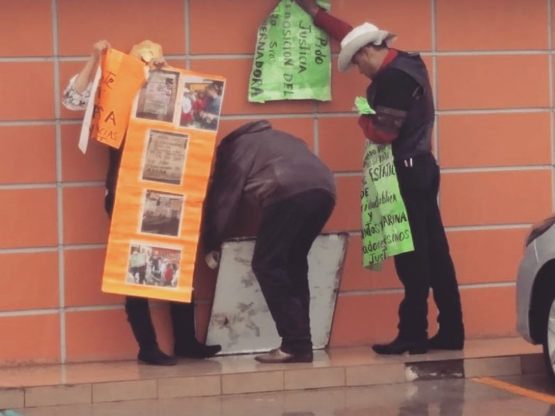 Manifestantes esperan la llegada del Presidente