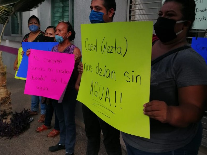 Manifestantes exigen agua constructora