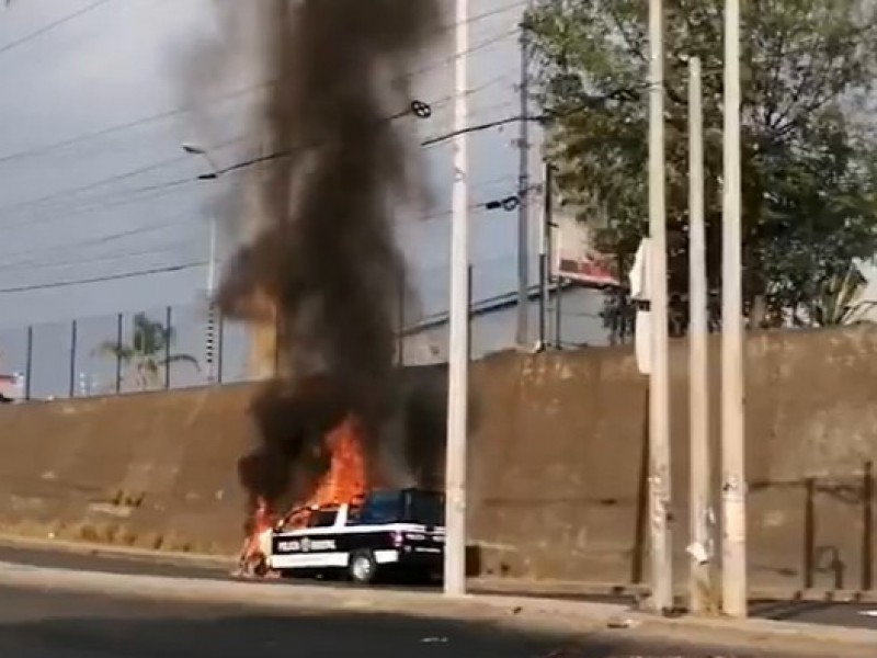 Manifestantes incendian patrulla municipal en Cuautlancingo