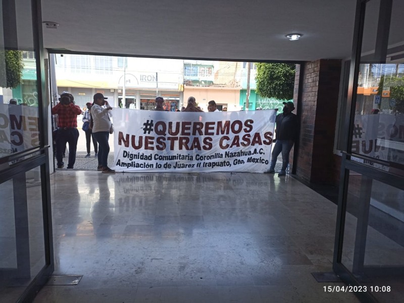 Manifestantes interrumpen entrevista de alcaldesa Lorena Alfaro