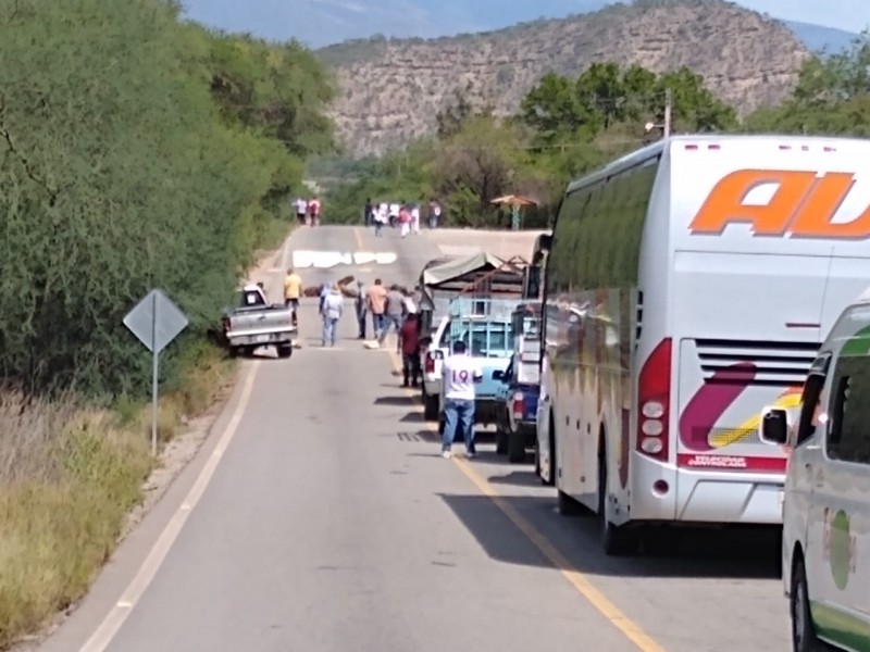 Manifestantes liberan carretera para dialogar en Puebla