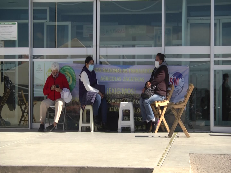 Manifestantes mantienen tomadas las instalaciones de Ciudad Administrativa