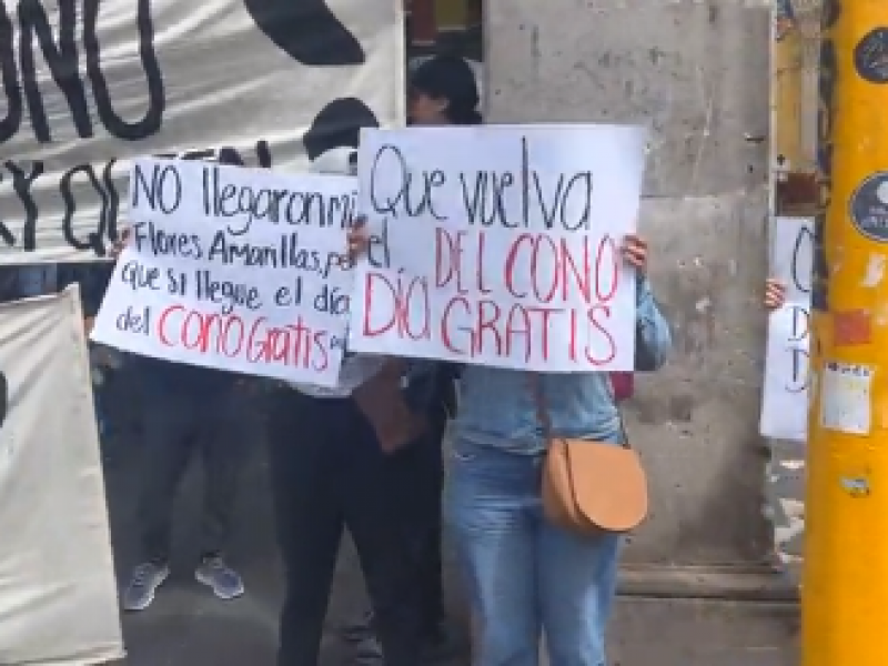 Manifestantes piden helado gratis en Xalapa