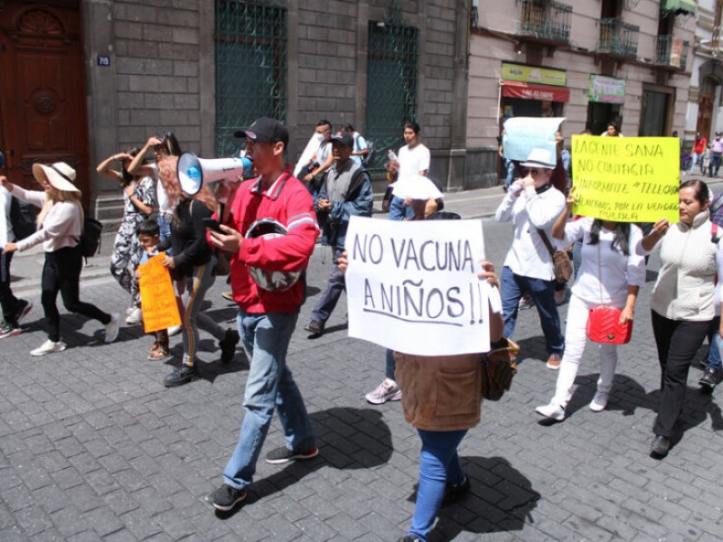 Manifestantes poblanos rechazan vacunación contra COVID19; 