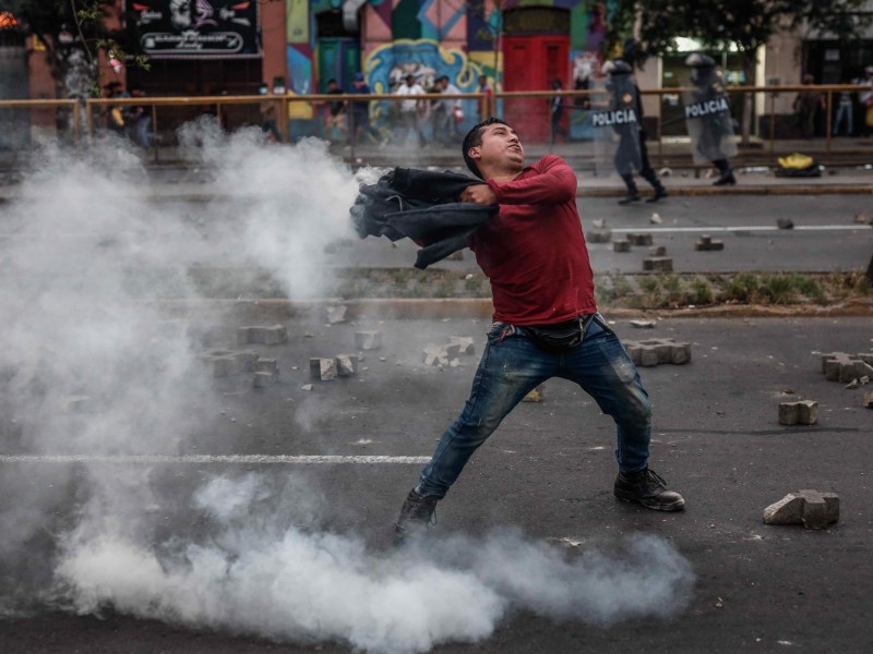 Manifestantes pro Castillo se enfrentan a la policía peruana