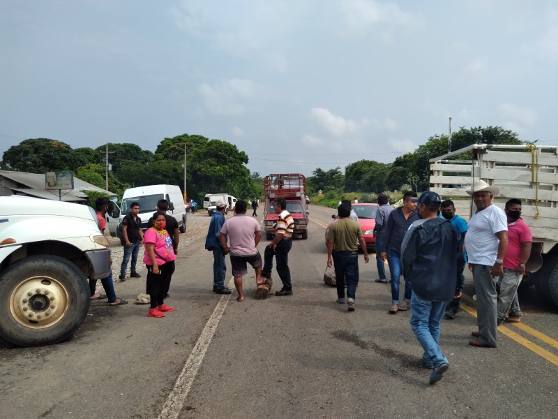 Manifestantes realizan cobro de 500 a 2000 pesos a automovilistas